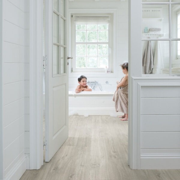 AVSPU40030-2 Panele Winylowe Quick-Step Blos Dąb Canyon szary ze śladami cięcia piłą AVSPU40030