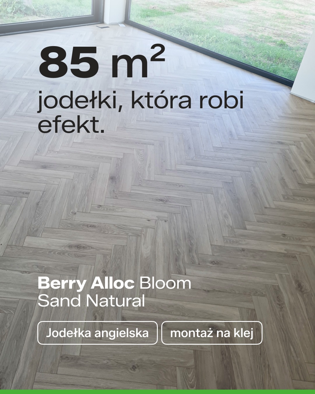 85 m² jodełki, która robi robotę. 👌 W tej realizacji postawiliśmy na laminat Berry Alloc Bloom Sand Natural w…